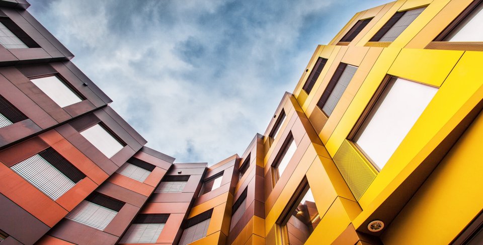 <div>Perfektes Doppel</div><div>Innen liegende Rollos aus Blendschutzfolie ergänzen die bestehende Außenverschattung und optimieren den Hitzeschutz</div> Perfektes Doppel