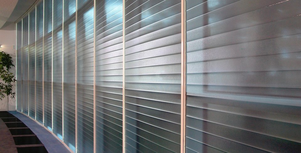 <div>Harmonische Fassadenansicht</div><div>Die bogenförmige Plissierung des Folienbehangs<br>sorgt für ein gleichmäßiges Erscheinungsbild der Rollos</div> Harmonische Fassadenansicht