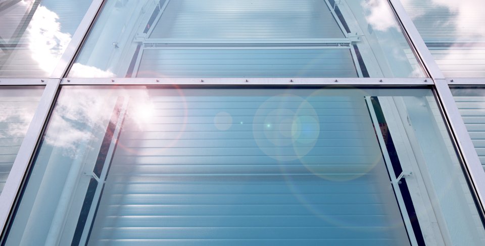 <div>Zuverlässig vor Hitze geschützt</div><div>Die Rollofolie reflektiert die Sonnenstrahlung wie ein Spiegel<br>und hält damit effektiv Wärme vom Raum ab</div> Zuverlässig vor Hitze geschützt