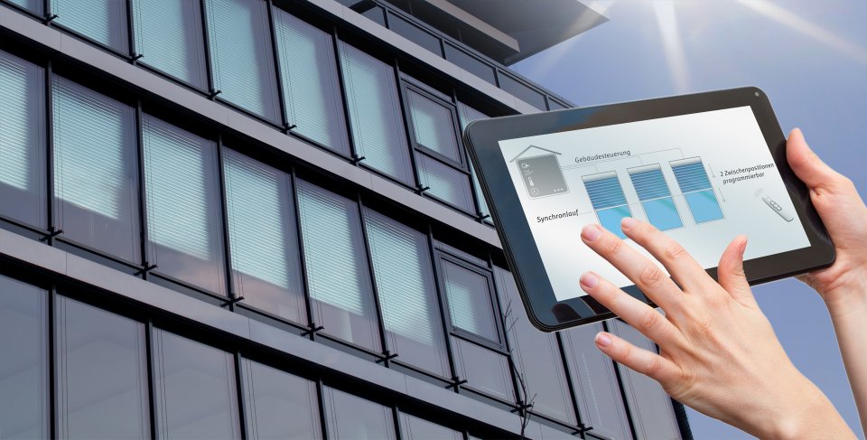 <div>Komfortable Steuerung </div><div>Rollos mit SMI-Motoren lassen sich bequem per Smartphone oder Tablet bedienen</div> Komfortable Steuerung